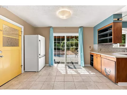 Kitchen - 21932 SE Ash St, Gresham, OR 97030 photo 3 of 5
