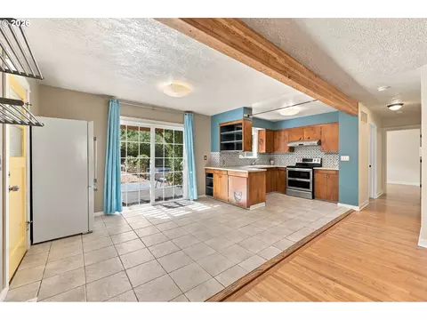 Kitchen - 21932 SE Ash St, Gresham, OR 97030 photo 2 of 5