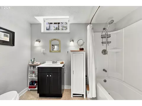 Bath - 21932 SE Ash St, Gresham, OR 97030 photo 2 of 2