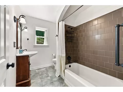 Bath - 21932 SE Ash St, Gresham, OR 97030 photo 1 of 2