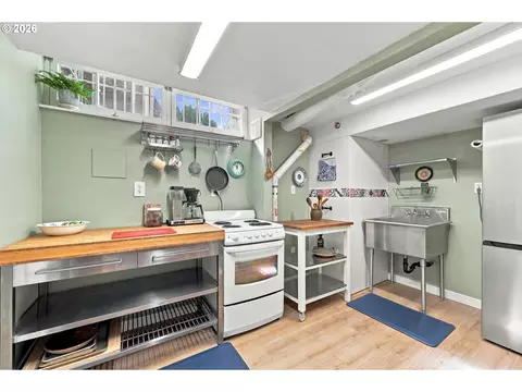 Kitchen - 21932 SE Ash St, Gresham, OR 97030 photo 4 of 5