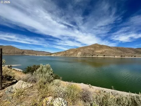 32214 Snake River Rd, Huntington, OR 97907