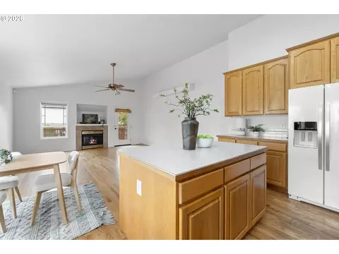 Kitchen - 1251 SE Glacier Ln, Gresham, OR 97080 photo 7 of 9