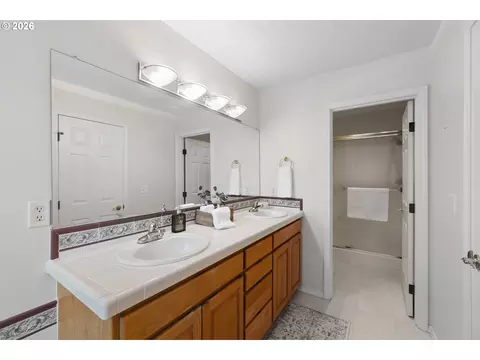 Bath - 1251 SE Glacier Ln, Gresham, OR 97080 photo 4 of 5