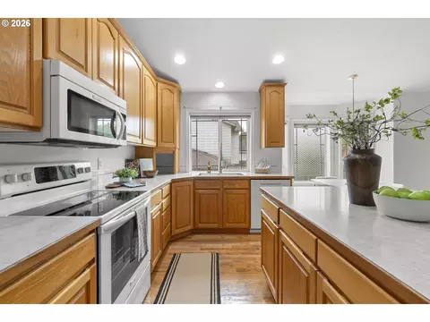 Kitchen - 1251 SE Glacier Ln, Gresham, OR 97080 photo 5 of 9