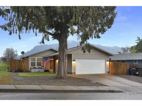 90 N Everly St, Lowell, OR 97452