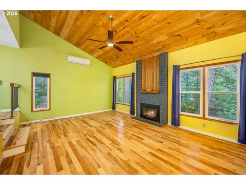 Living - 3827 Vine Maple St, Eugene, OR 97405 photo 5 of 7