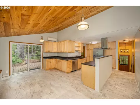 Kitchen - 3827 Vine Maple St, Eugene, OR 97405 photo 4 of 4