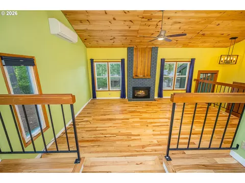 Living - 3827 Vine Maple St, Eugene, OR 97405 photo 4 of 7