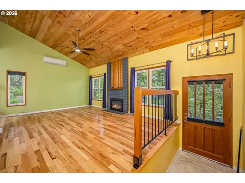 Living - 3827 Vine Maple St, Eugene, OR 97405 photo 3 of 7