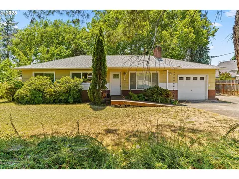 1595 NW Beaumont Ave, Roseburg, OR 97471