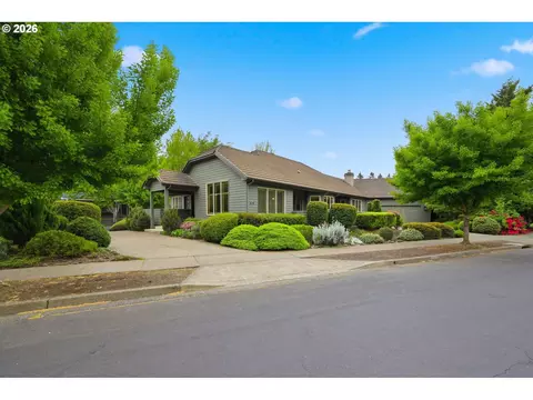 835 Fairway View Dr, Eugene, OR 97401