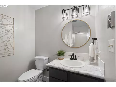 Bath - 7 Olive Ct, Longview, WA 98632 photo 2 of 2