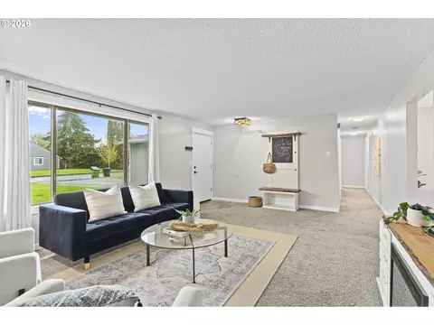 Living - 7 Olive Ct, Longview, WA 98632 photo 3 of 4