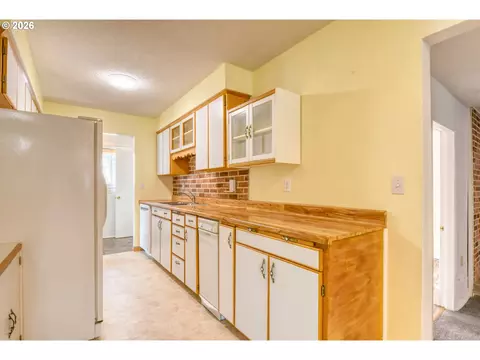 Kitchen - 1303 SW 41st St, Pendleton, OR 97801 photo 3 of 5