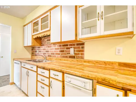 Kitchen - 1303 SW 41st St, Pendleton, OR 97801 photo 5 of 5