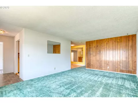 Living - 1303 SW 41st St, Pendleton, OR 97801 photo 4 of 6