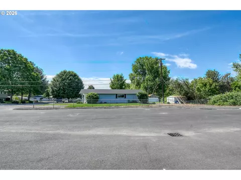 Exterior - 1303 SW 41st St, Pendleton, OR 97801 photo 7 of 9