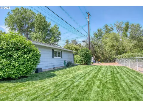 Exterior - 1303 SW 41st St, Pendleton, OR 97801 photo 5 of 9
