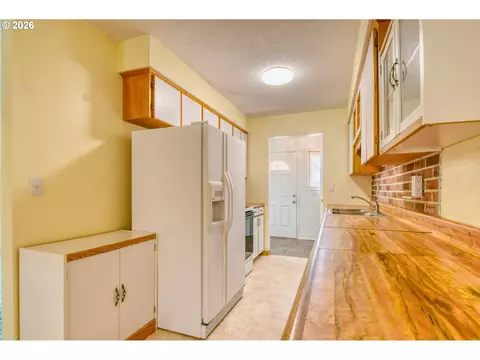 Kitchen - 1303 SW 41st St, Pendleton, OR 97801 photo 2 of 5