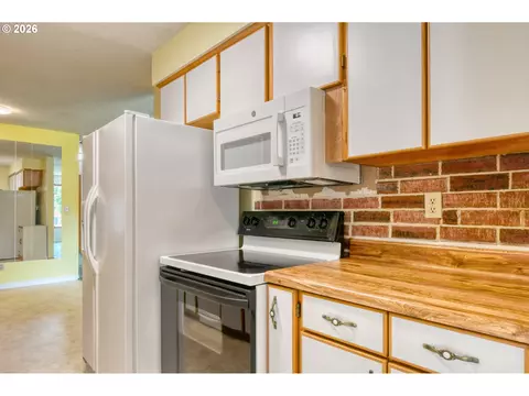 Kitchen - 1303 SW 41st St, Pendleton, OR 97801 photo 4 of 5