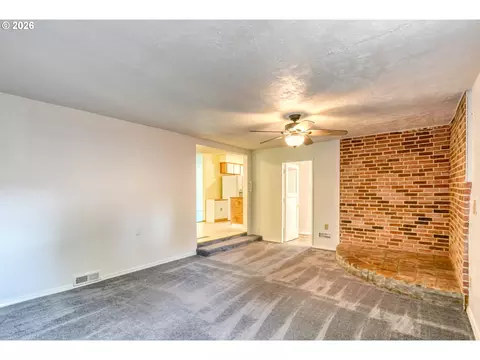 Living - 1303 SW 41st St, Pendleton, OR 97801 photo 5 of 6