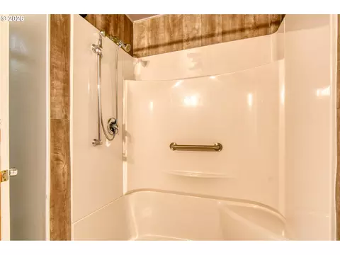 Bath - 1303 SW 41st St, Pendleton, OR 97801 photo 2 of 2