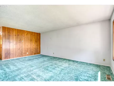 Living - 1303 SW 41st St, Pendleton, OR 97801 photo 3 of 6