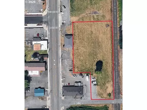 180 SE 10th St, Dundee, OR 97115