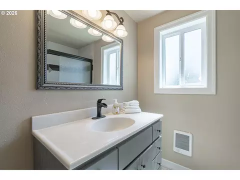 Bath - 2019 E St, Springfield, OR 97477 photo 2 of 3