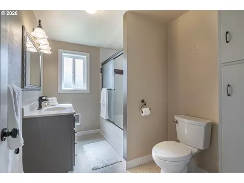Bath - 2019 E St, Springfield, OR 97477 photo 1 of 3