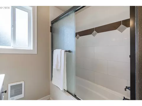 Bath - 2019 E St, Springfield, OR 97477 photo 3 of 3
