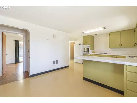 Kitchen - 2019 E St, Springfield, OR 97477 photo 4 of 5