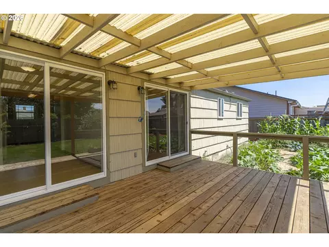 Exterior - 2019 E St, Springfield, OR 97477 photo 3 of 6
