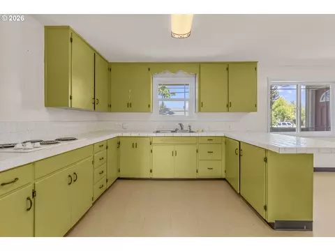 Kitchen - 2019 E St, Springfield, OR 97477 photo 1 of 5