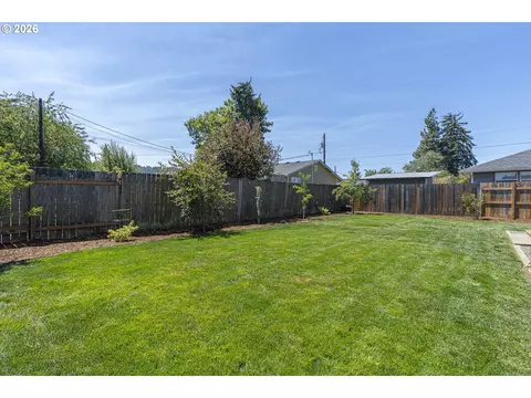 Exterior - 2019 E St, Springfield, OR 97477 photo 5 of 6