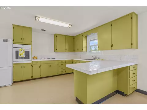 Kitchen - 2019 E St, Springfield, OR 97477 photo 3 of 5