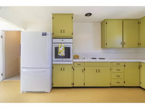 Kitchen - 2019 E St, Springfield, OR 97477 photo 2 of 5