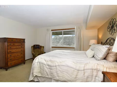 Bedroom - 3312 SW 26th St, Gresham, OR 97080 photo 2 of 4