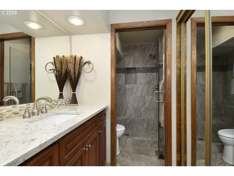 Bath - 3312 SW 26th St, Gresham, OR 97080 photo 2 of 3