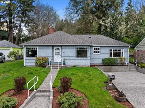 3543 Harrison Dr, Astoria, OR 97103