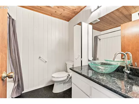 Bath - 2030 SE Paloma Dr, Gresham, OR 97080 photo 2 of 3