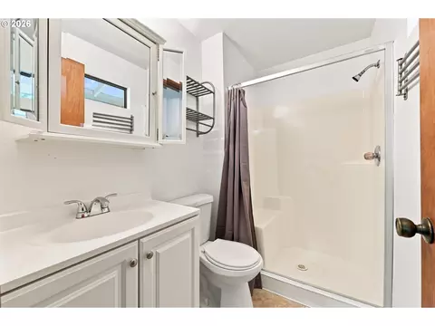 Bath - 2030 SE Paloma Dr, Gresham, OR 97080 photo 1 of 3