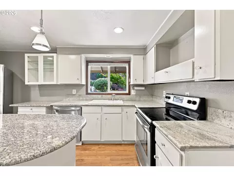 Kitchen - 2030 SE Paloma Dr, Gresham, OR 97080 photo 3 of 4