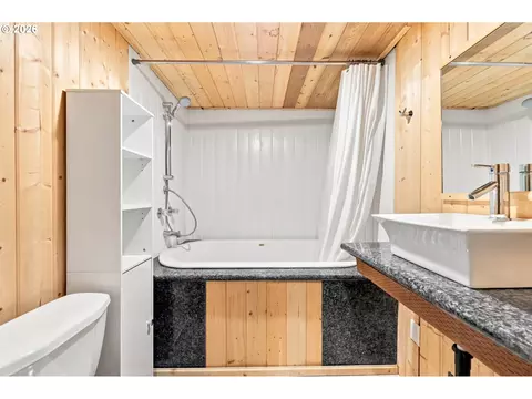 Bath - 2030 SE Paloma Dr, Gresham, OR 97080 photo 3 of 3