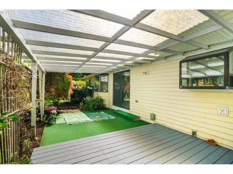 Exterior - 184 E Hatton Ave, Eugene, OR 97404 photo 5 of 12
