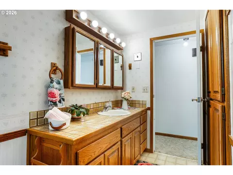 Bath - 184 E Hatton Ave, Eugene, OR 97404 photo 2 of 3