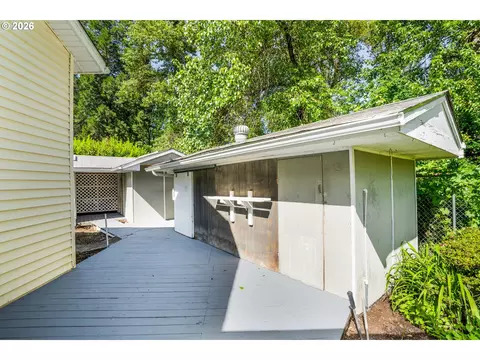 Exterior - 184 E Hatton Ave, Eugene, OR 97404 photo 8 of 12