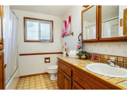 Bath - 184 E Hatton Ave, Eugene, OR 97404 photo 1 of 3