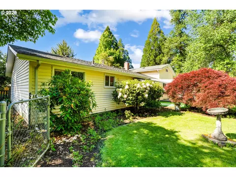 Exterior - 184 E Hatton Ave, Eugene, OR 97404 photo 3 of 12